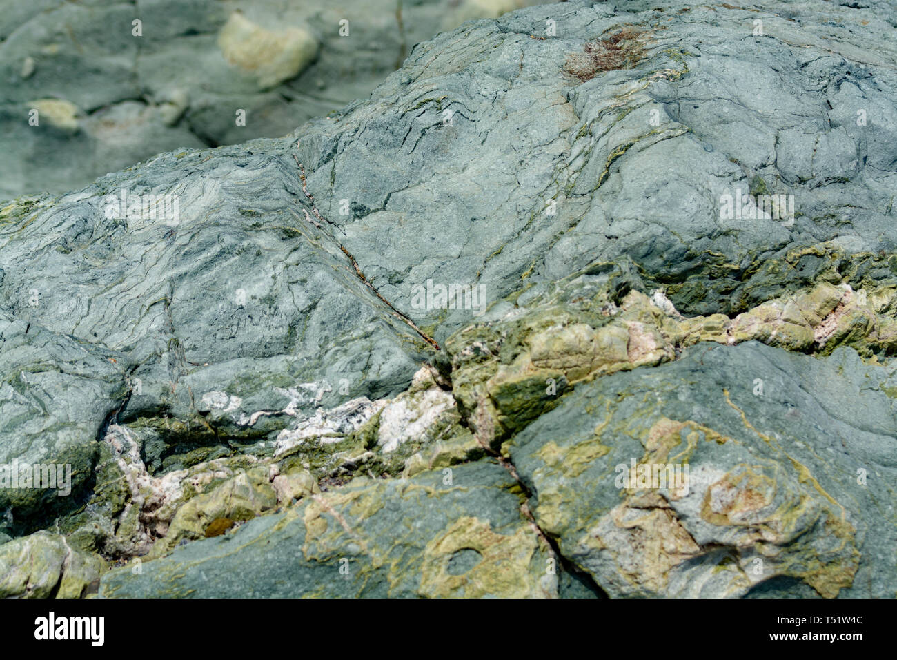 Avec l'arrière-plan minéral vert rock close up, texture de pierre précieuse, l'olivine, l'amazonite, l'amphibolite, géologie historique Banque D'Images