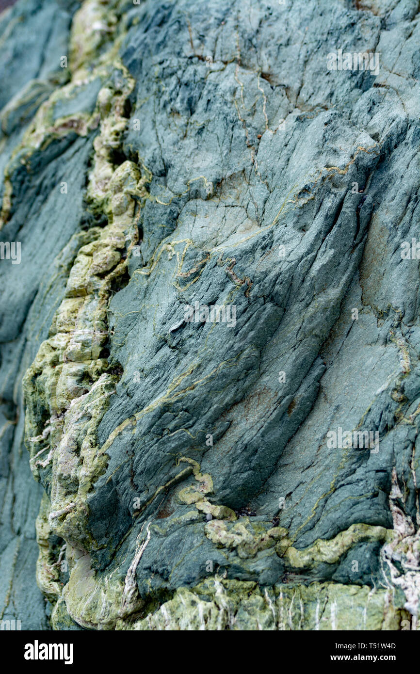 Avec l'arrière-plan minéral vert rock close up, texture de pierre précieuse, l'olivine, l'amazonite, l'amphibolite, géologie historique Banque D'Images