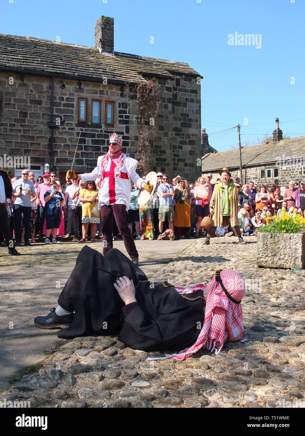 Heptonstall Pace Egg Jouez une pièce de momers traditionnelle exécutée chaque année le Vendredi Saint à Hepstonstall près de Hebden Bridge Calners au Royaume-Uni Banque D'Images