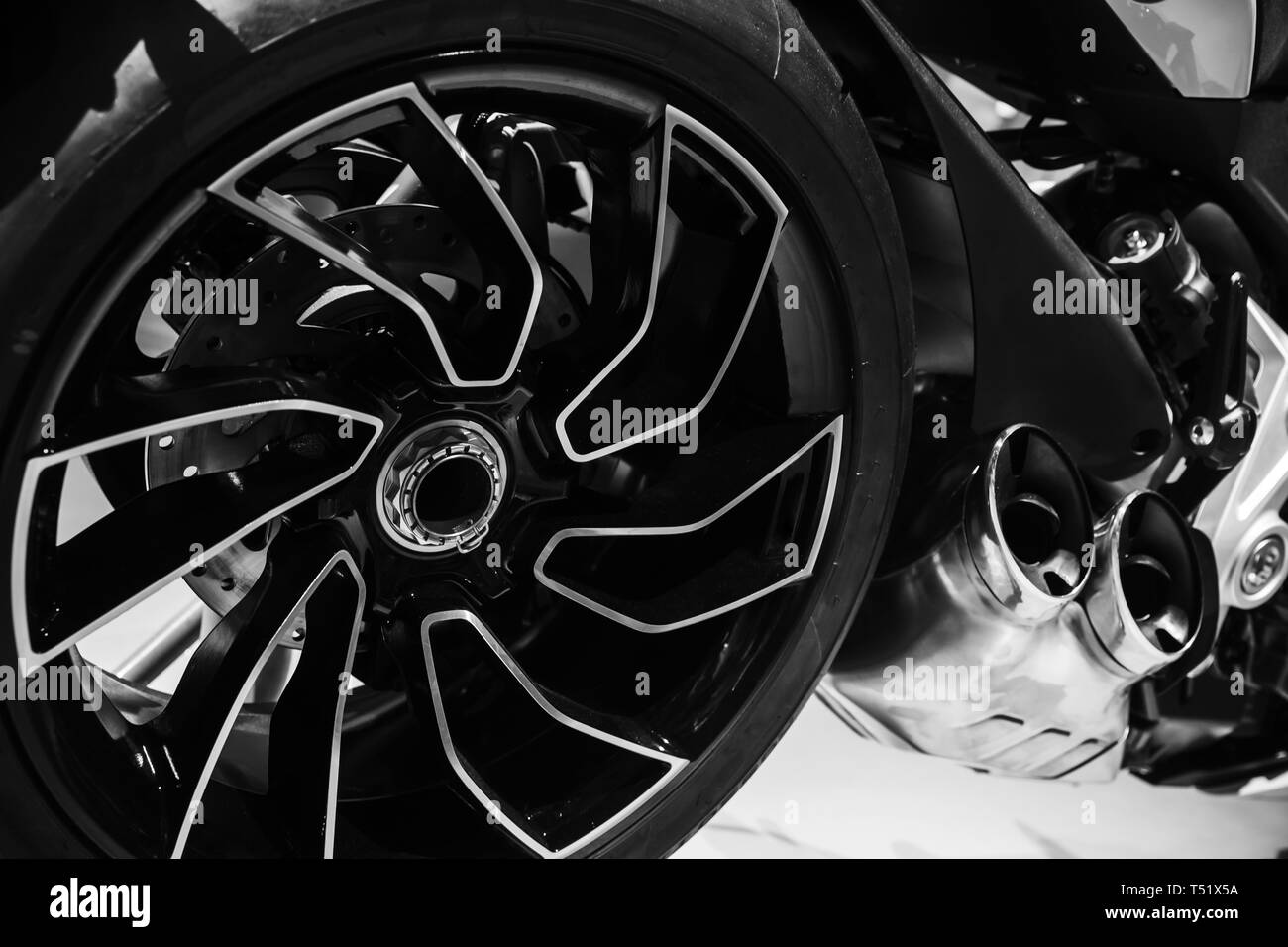 Roue arrière moto noir avec tuyaux d'échappement Banque D'Images