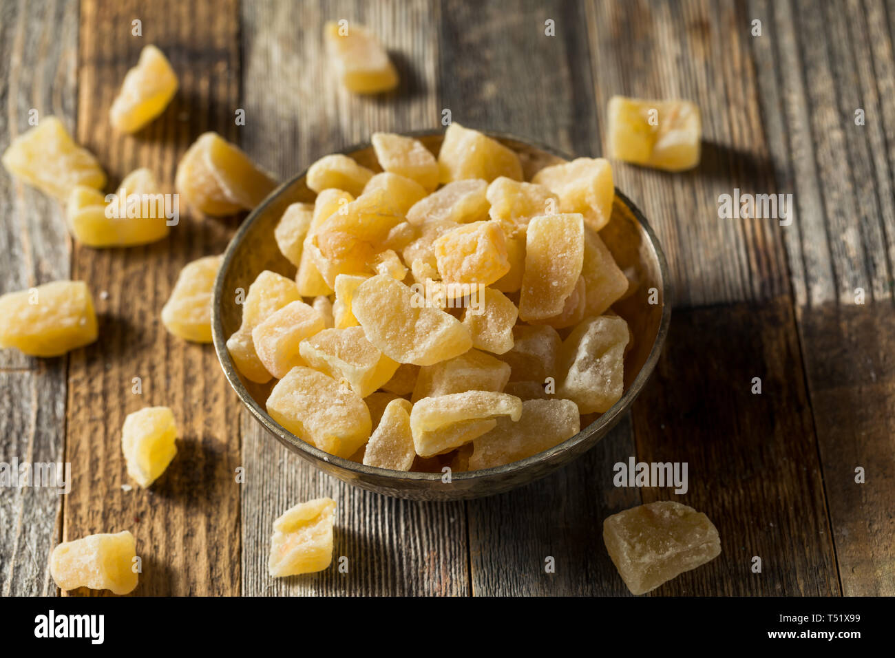 Friandises bio au gingembre confit dans un bol Banque D'Images