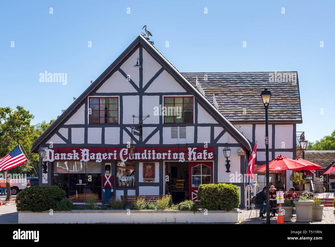 À la recherche de l'autre côté de la rue à la petite ville d'affaires de la boulangerie avec les touristes. L'inscription est la suivante : "Conditoriog ansk Bageri Kafe' Banque D'Images