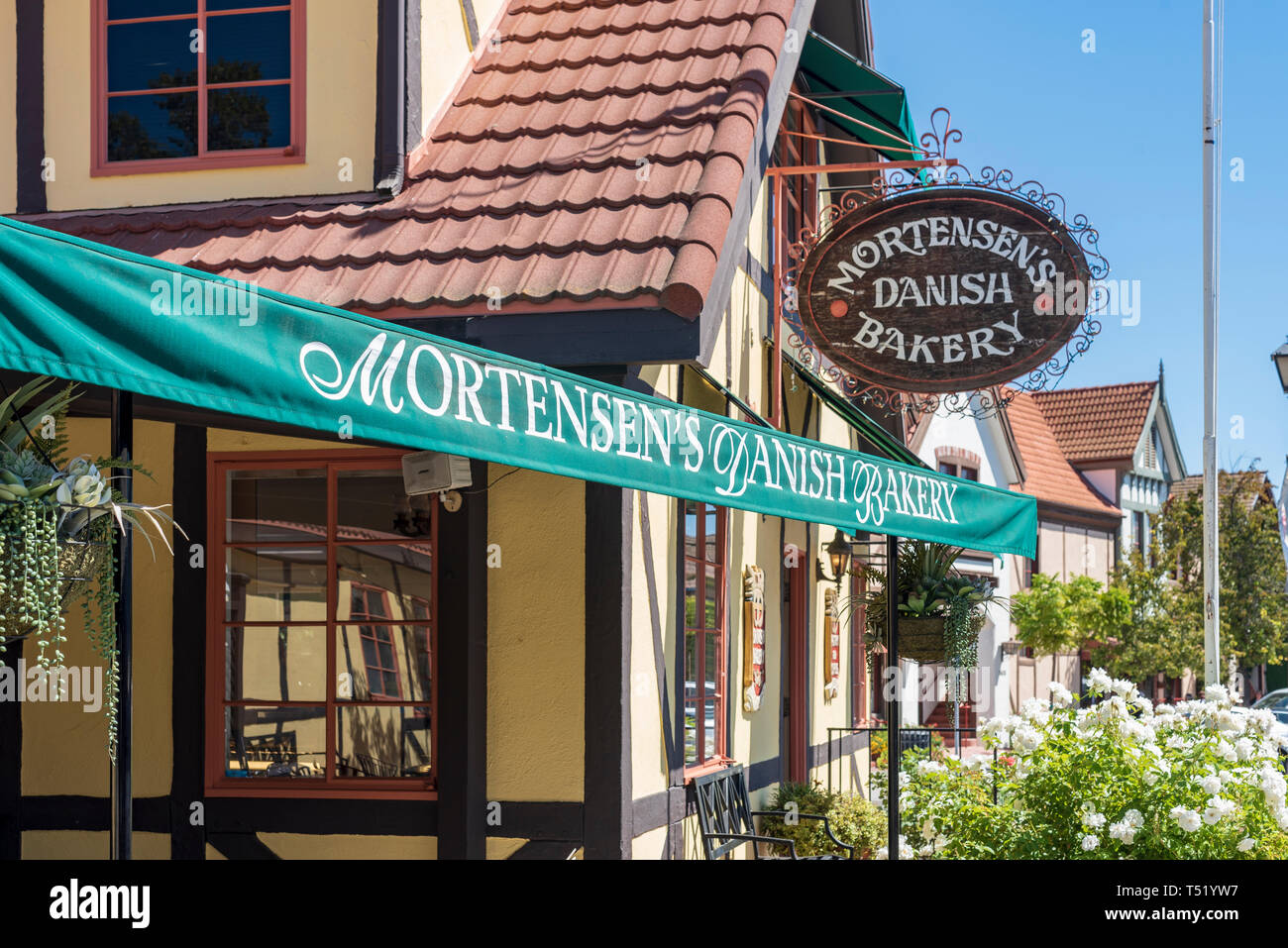 Boulangerie de la rue montrant green banner et panneau en bois au-dessus de la porte. Mortensen danois de la boulangerie. Banque D'Images