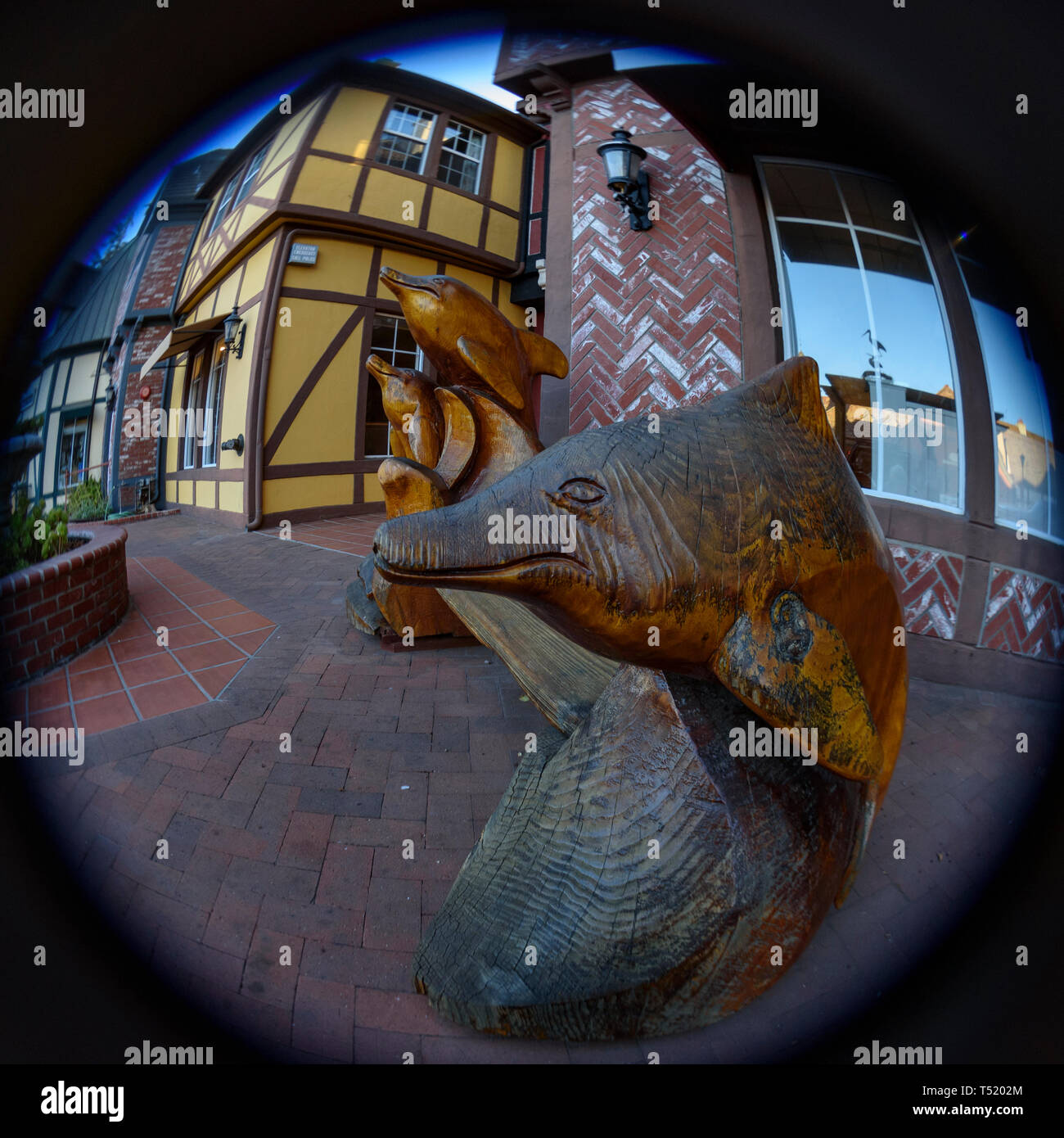 Banc de dauphins en bois sculpté, ultra grand angle de visualisation. Banque D'Images