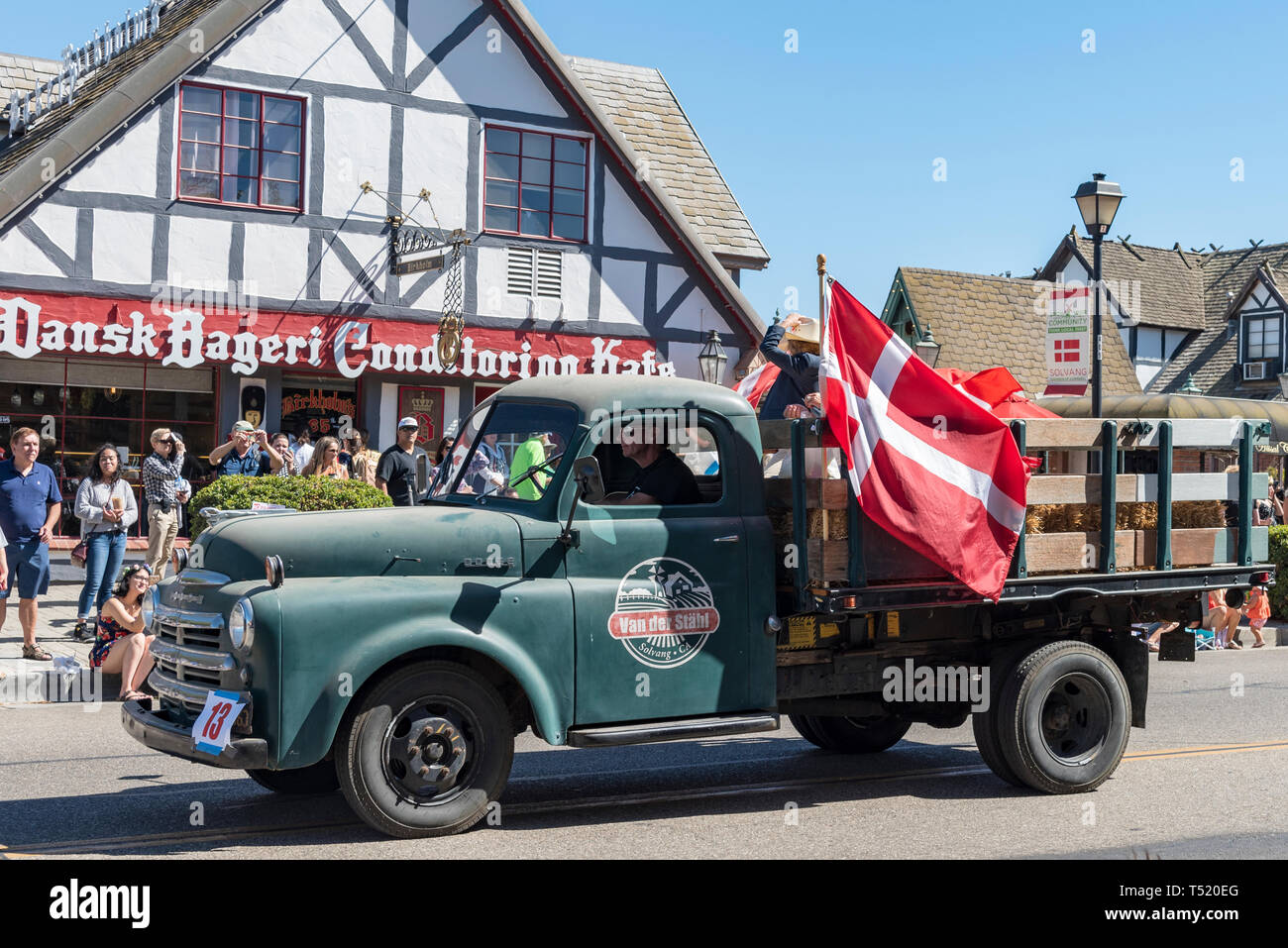 Vert vieux jeu double chariot avec drapeau danois dans le défilé. Banque D'Images