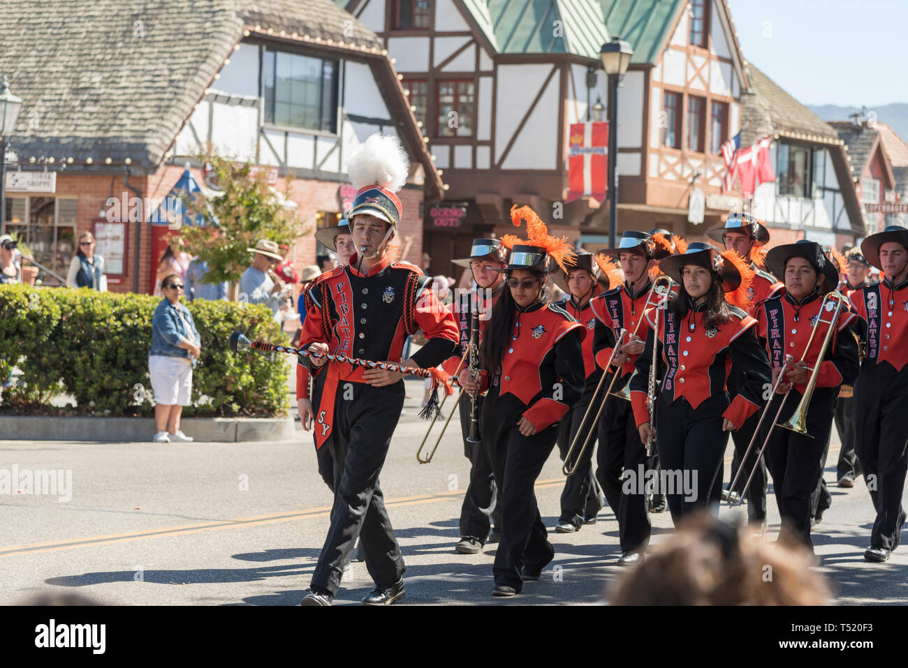 High school marching band à Solvang Parade. Banque D'Images