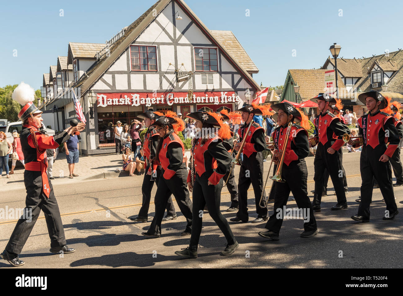High school marching band habillé en rouge et noir en danois Jours Parade. Banque D'Images