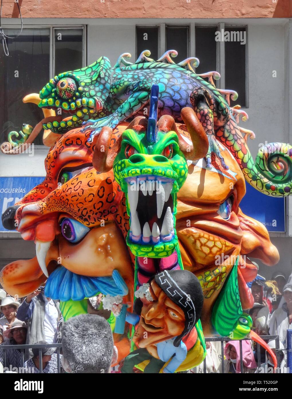 PASTO / COLOMBIE - 6 janvier 2015 : Les gens célébrant à Pasto carnaval en avant de la parade carnaval haut en couleurs avec des voitures et des masques Banque D'Images