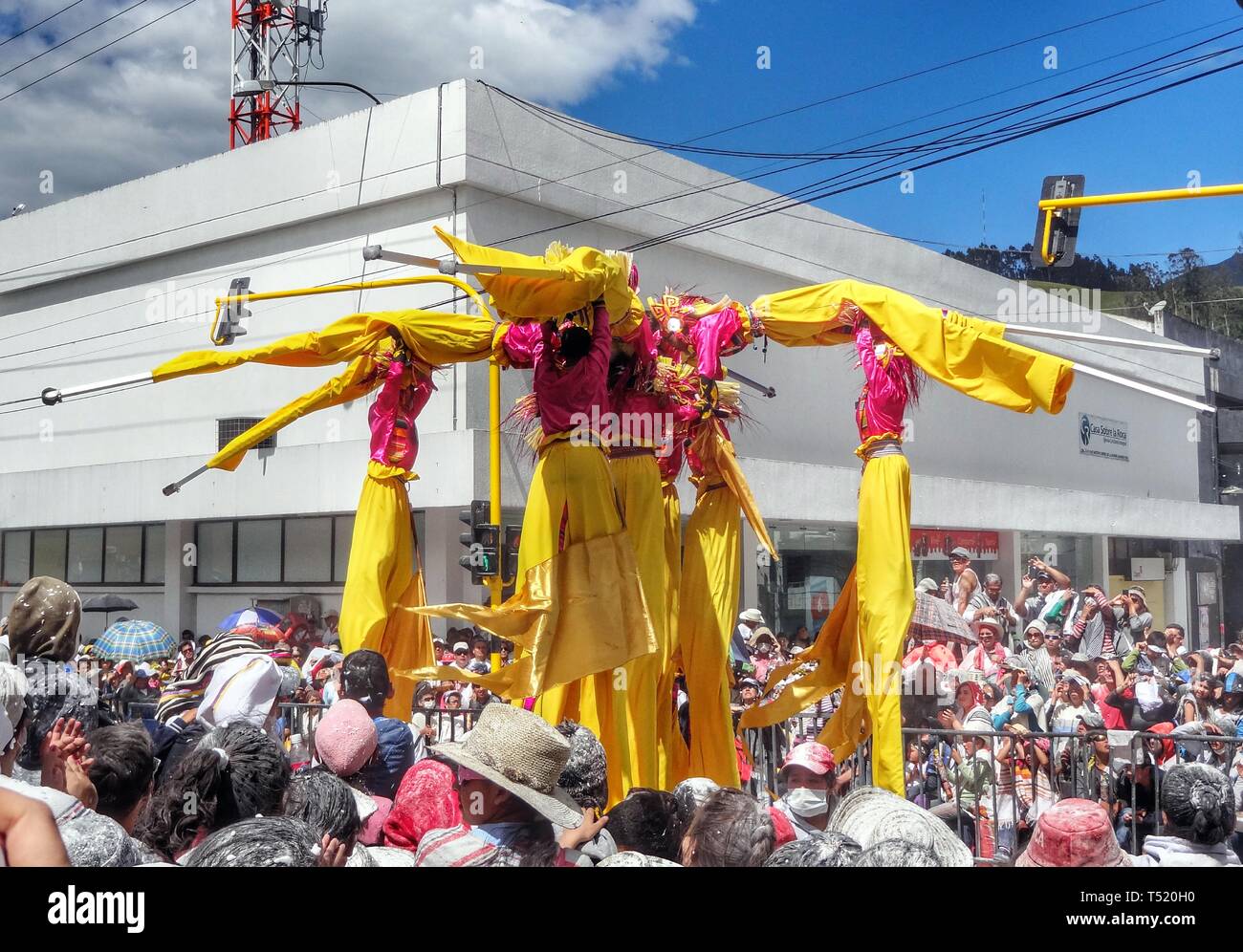 PASTO / COLOMBIE - 6 janvier 2015 : Les gens célébrant à Pasto carnaval en avant de la parade carnaval haut en couleurs avec des voitures et des masques Banque D'Images