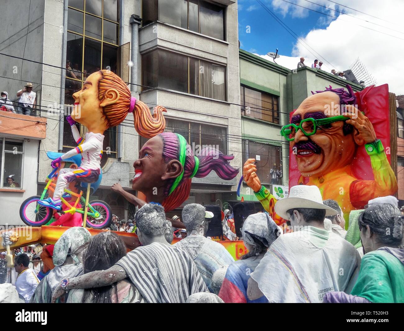 PASTO / COLOMBIE - 6 janvier 2015 : Les gens célébrant à Pasto carnaval en avant de la parade carnaval haut en couleurs avec des voitures et des masques Banque D'Images