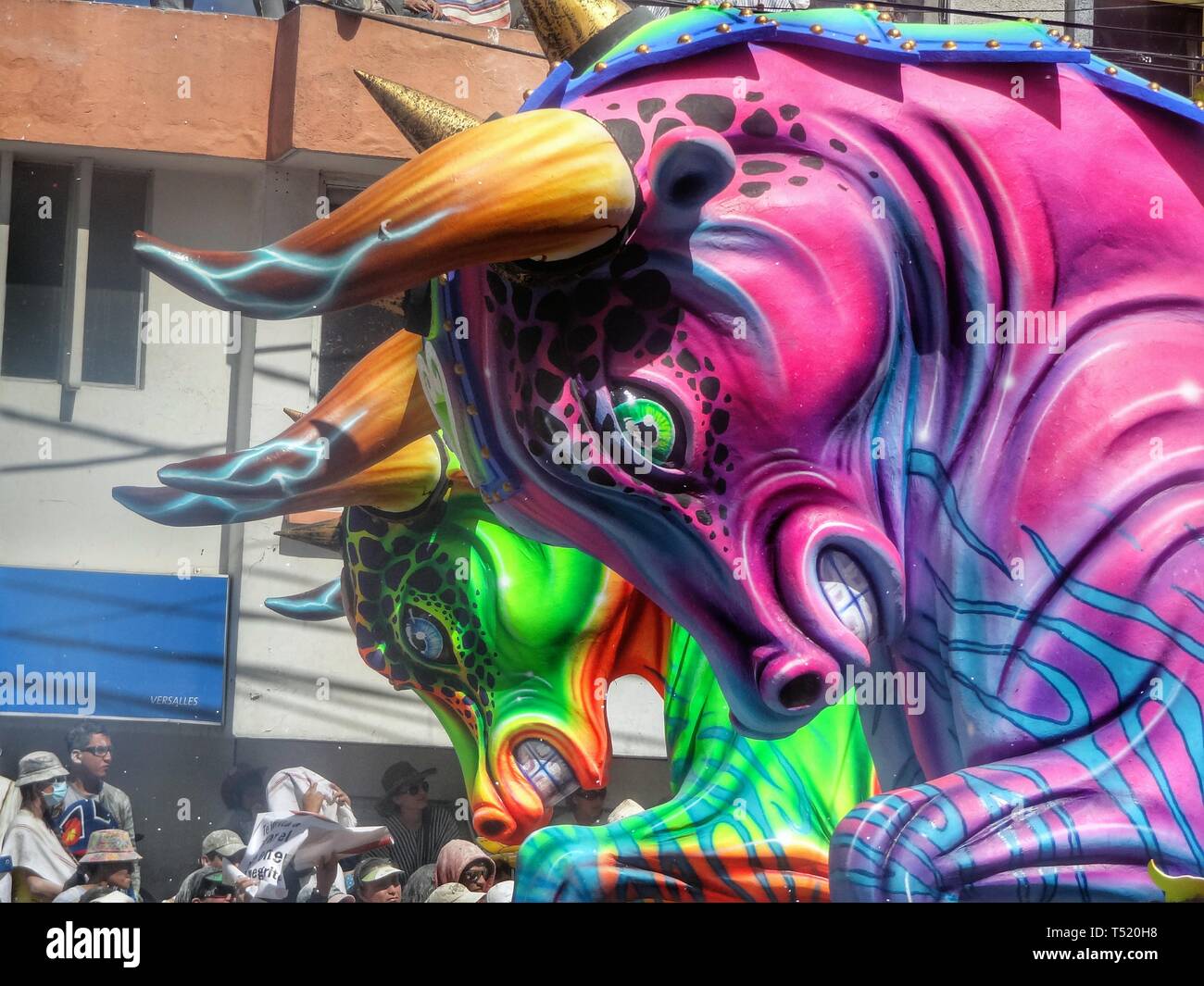PASTO / COLOMBIE - 6 janvier 2015 : Les gens célébrant à Pasto carnaval en avant de la parade carnaval haut en couleurs avec des voitures et des masques Banque D'Images