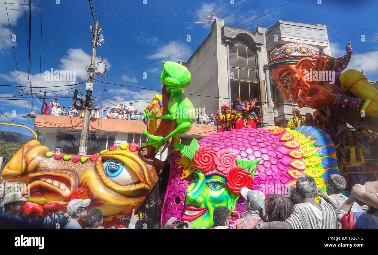PASTO / COLOMBIE - 6 janvier 2015 : Les gens célébrant à Pasto carnaval en avant de la parade carnaval haut en couleurs avec des voitures et des masques Banque D'Images