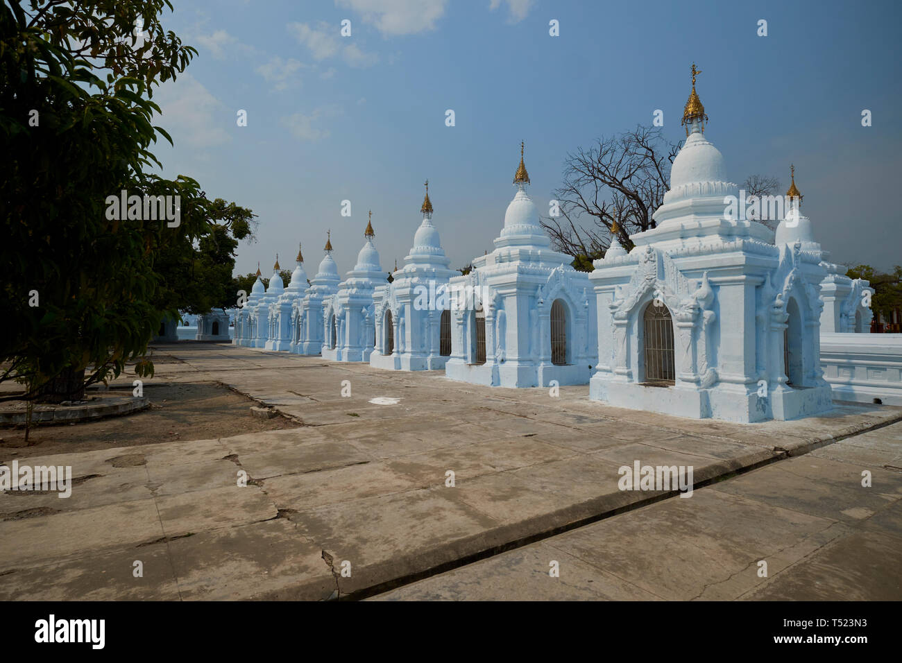 Quelques-unes des plus de 700 stupas qui contiennent chacun une dalle de la plus grande réserve au monde. À la pagode Kuthodaw à Mandalay, Myanmar. Banque D'Images
