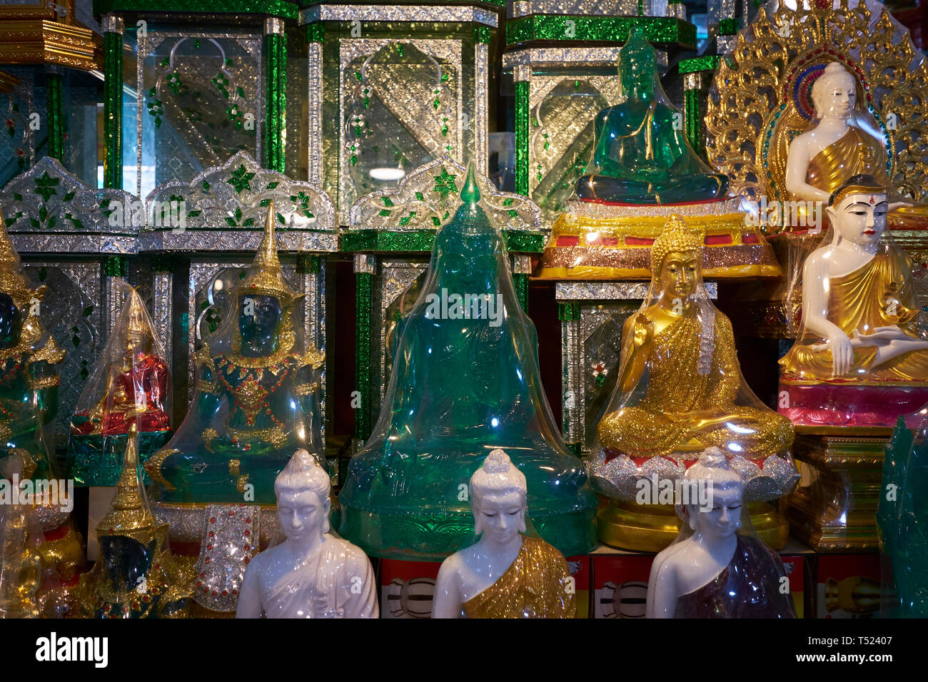 Certains des nombreux gold, jade souvenirs en vente à la Temple du Bouddha Mahamuni à Mandalay, Myanmar. Banque D'Images