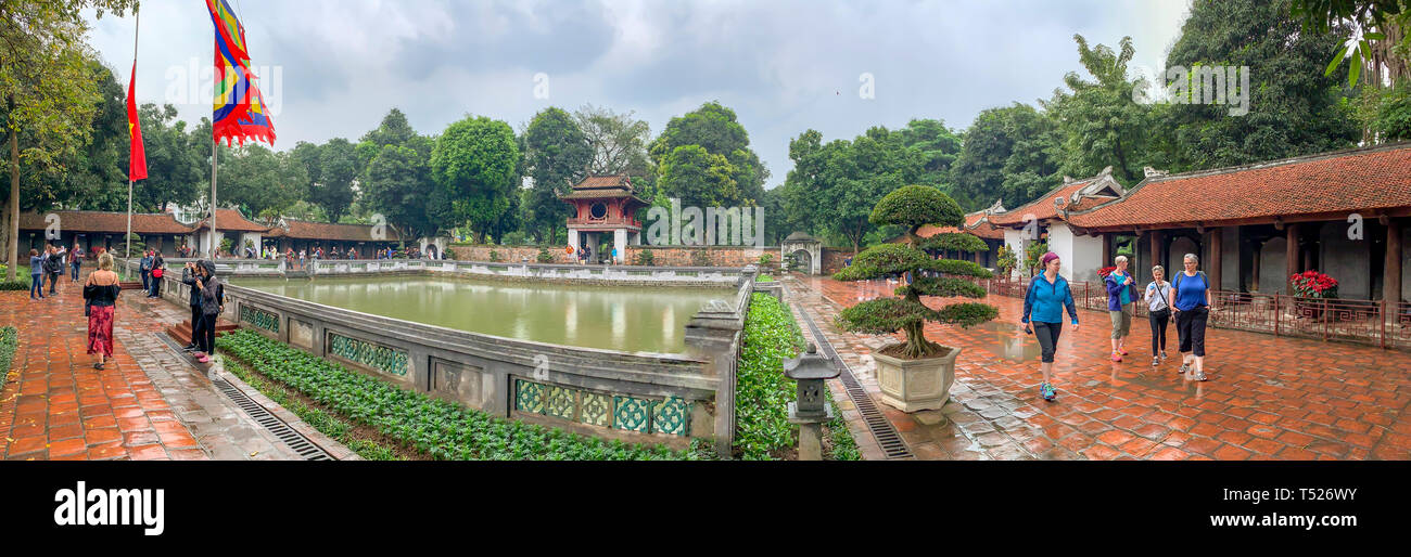 Hanoi, Vietnam - Mars 19, 2019 : les touristes à la Pagode au Pilier Unique de Hanoi, Vietnam. Banque D'Images