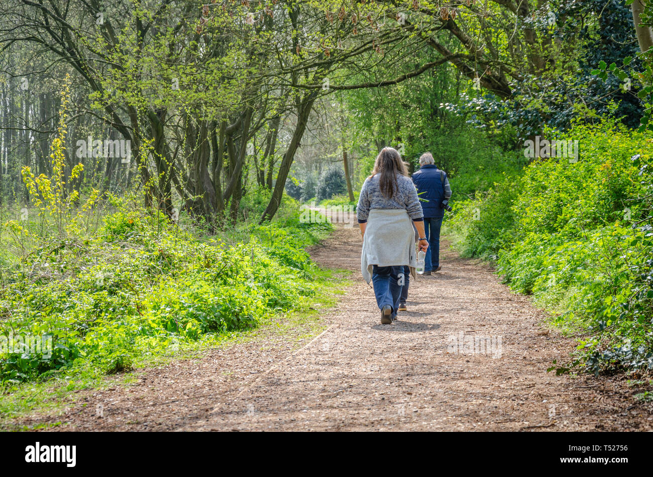 Une famille sur une promenade le long de routes de campagne au village de tonne près de Wolverhampton en Afrique du Staffordshire, Royaume-Uni Banque D'Images