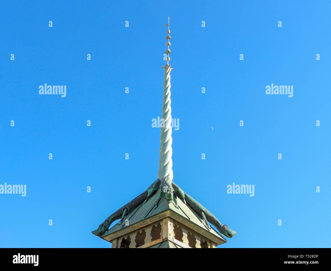 Spire, au-dessus du bâtiment avec des animaux à la base de la spire sur le toit du clocher. Banque D'Images