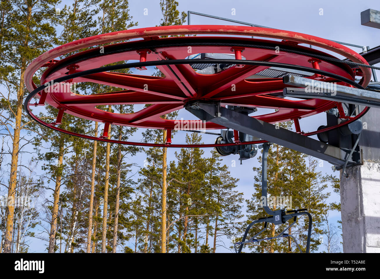 Ski de montagne de roue avec des chaises sur le dessus de la montagne Banque D'Images