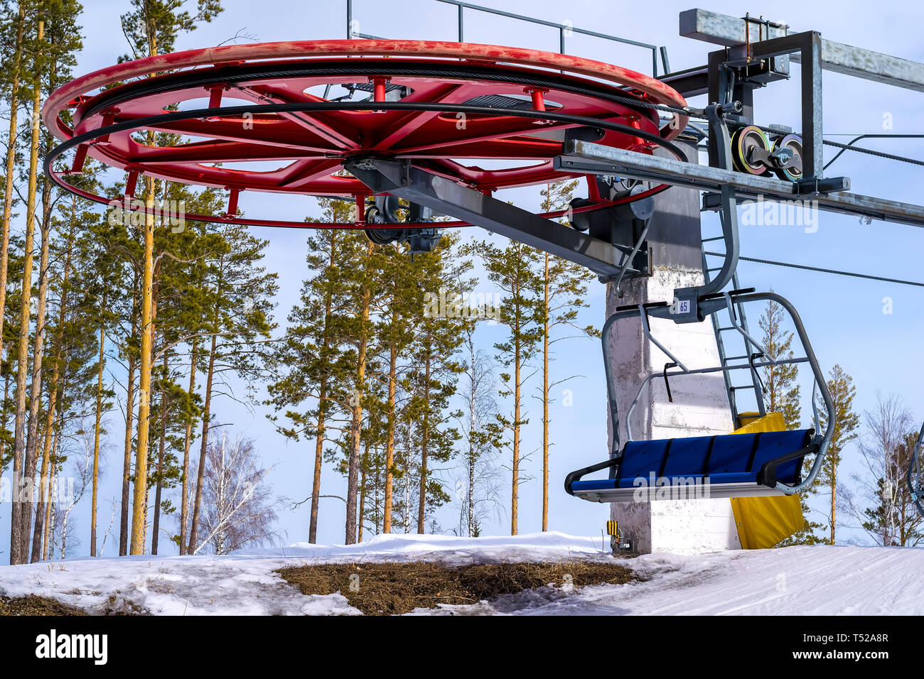 Ski de montagne de roue avec des chaises sur le dessus de la montagne Banque D'Images