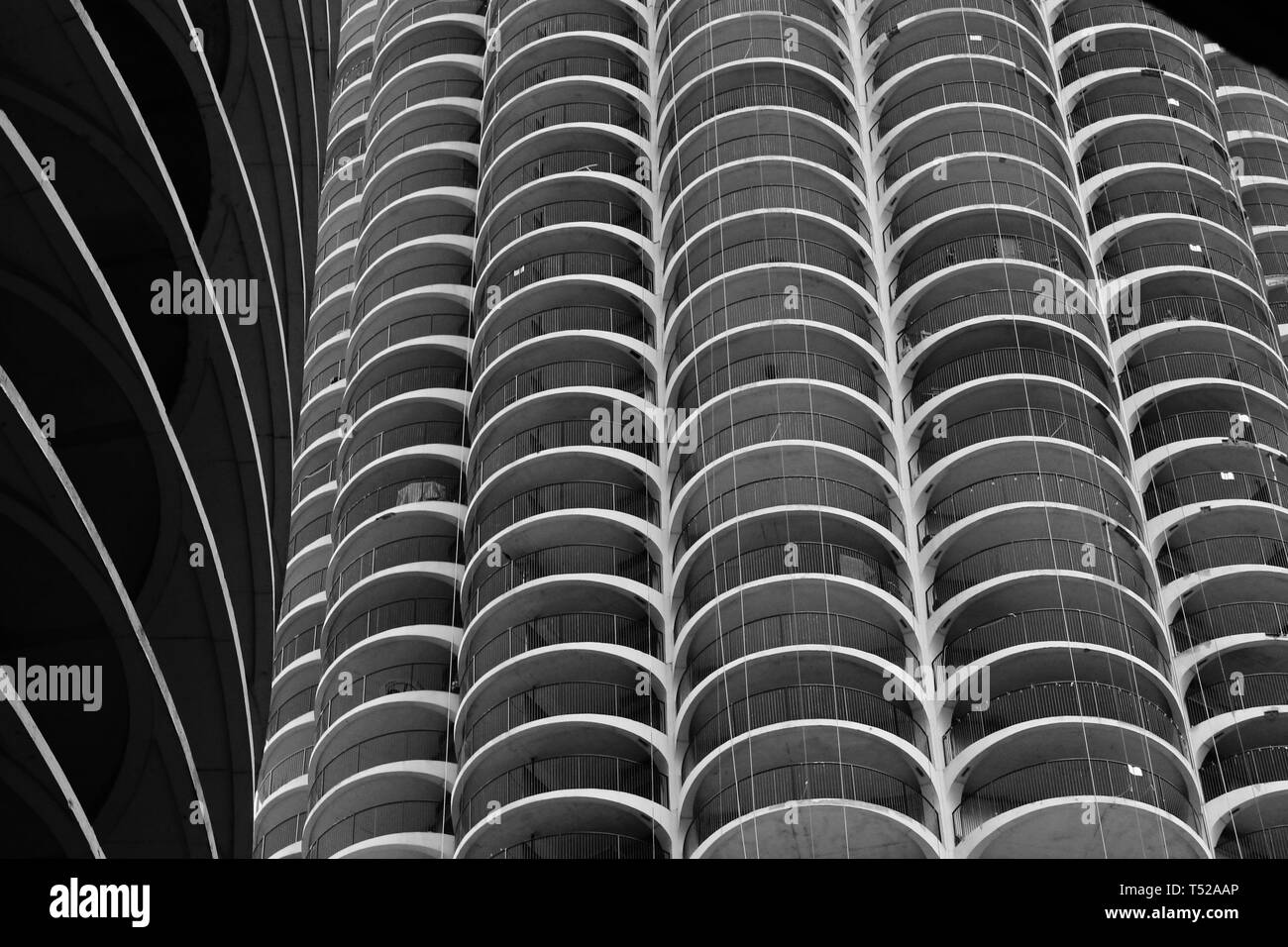 Le Marina City Tours, célèbre monument de l'architecture de Chicago, le long de la rivière Chicago River North de Chicago, Illinois, en noir et blanc Banque D'Images