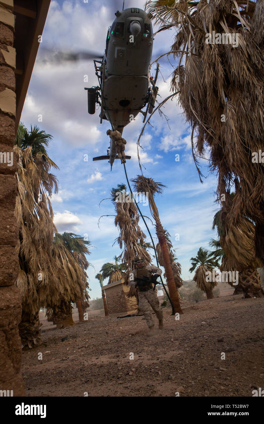 Les Marines américains avec Golf Company, 2e Bataillon, 8e Régiment de Marines, 2e Division de marines descendre en rappel d'un Corps des Marines américains UH-1Y avions Venom à l'appui d'un forage au cours de l'exercice de combat Armes et Tactiques cours Instructeur (WTI) 2-19 à Yuma Proving Ground, Arizona, le 5 avril 2019. Le WTI est une formation de 7 semaines organisé par Marine Aviation armes et tactiques d'un escadron (MAWTS-1), qui met l'intégration opérationnelle des six fonctions de l'aviation du Corps des Marines à l'appui d'une masse d'Air Maritime Task Force. Le WTI fournit également une formation tactique avancé normalisés et de certification Banque D'Images