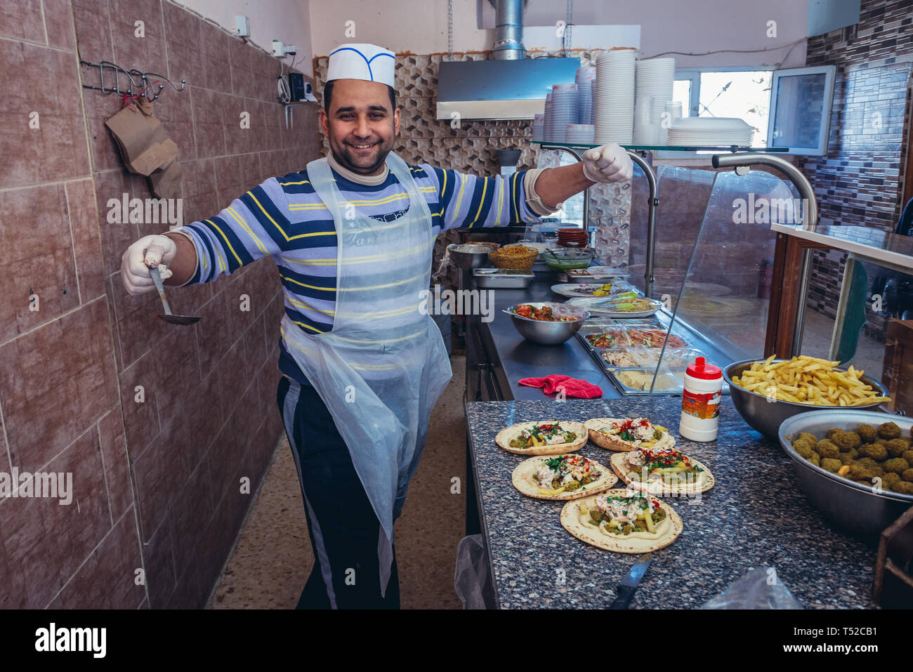 La préparation de l'homme dans un petit restaurant de falafels en Jordanie Banque D'Images