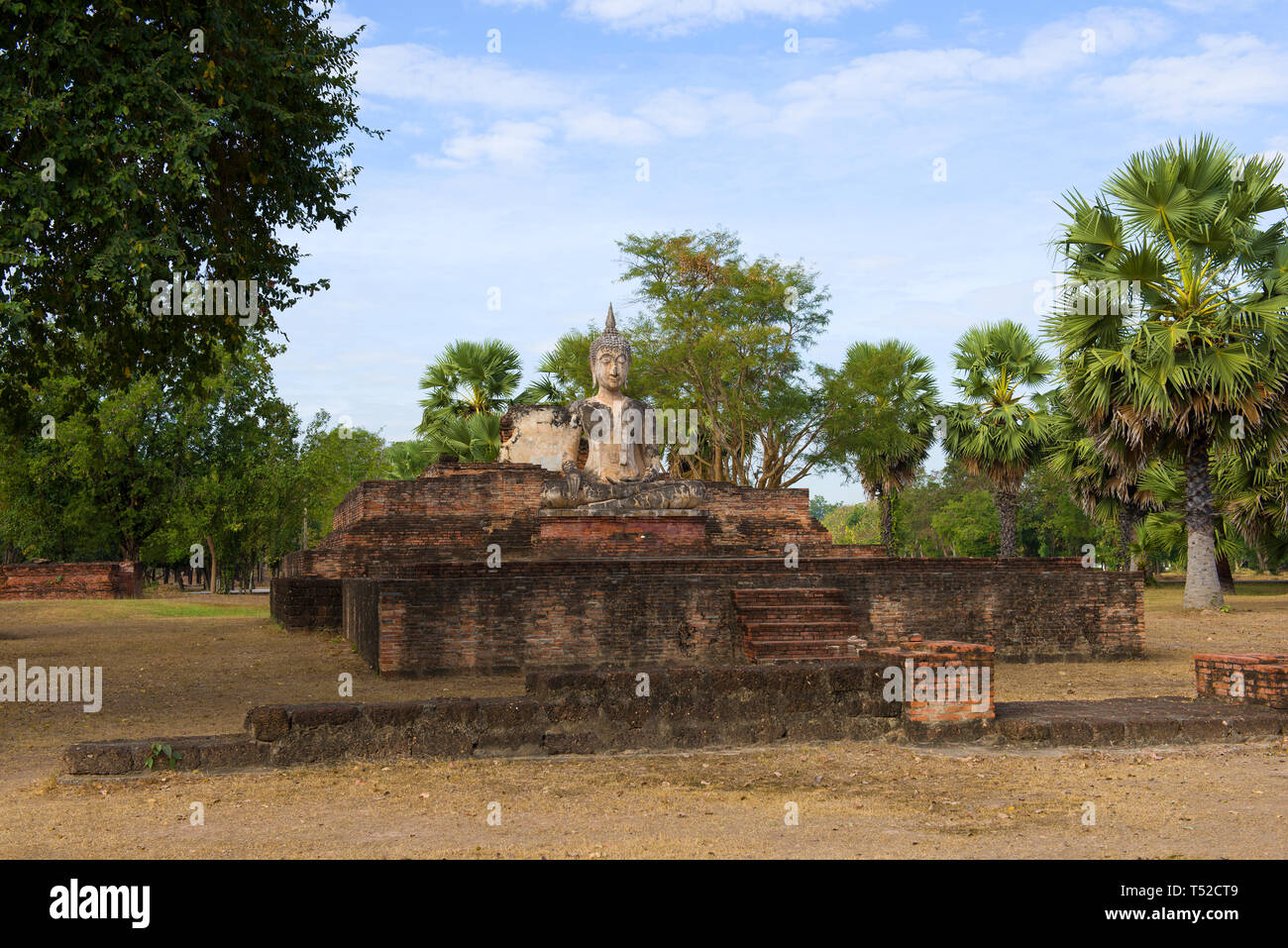 Sculpture d'un Bouddha assis sur les ruines d'un temple bouddhiste Wat Mae Chon tôt le matin. Sukhothai, Thaïlande Banque D'Images