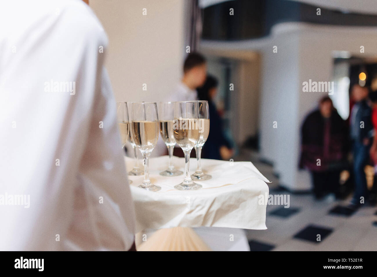 À l'alcool dans les verres et les célébrations des buffets festifs Banque D'Images
