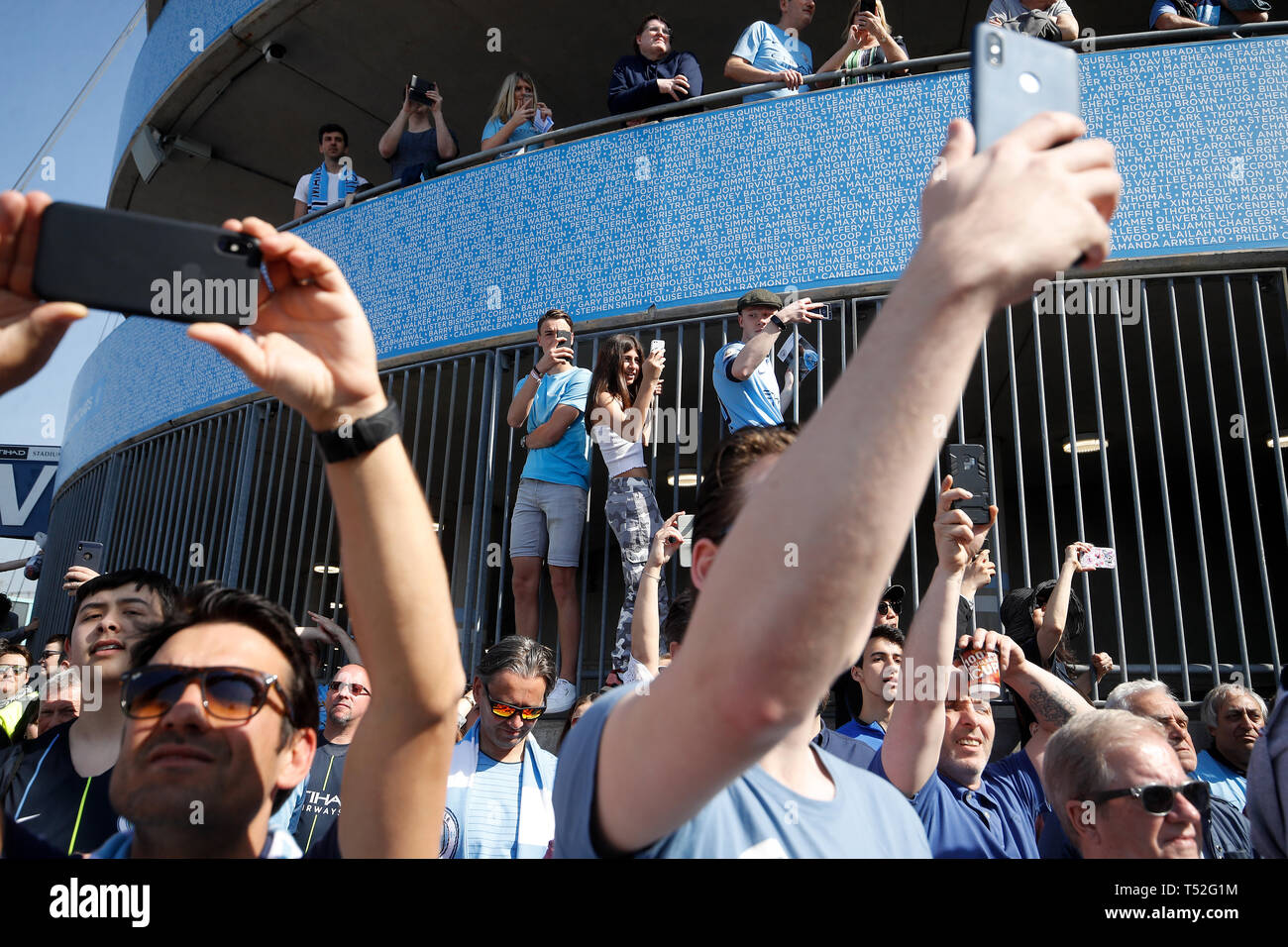 Manchester City fans à l'extérieur du terrain avant le premier match de championnat à l'Etihad Stadium, Manchester. Banque D'Images