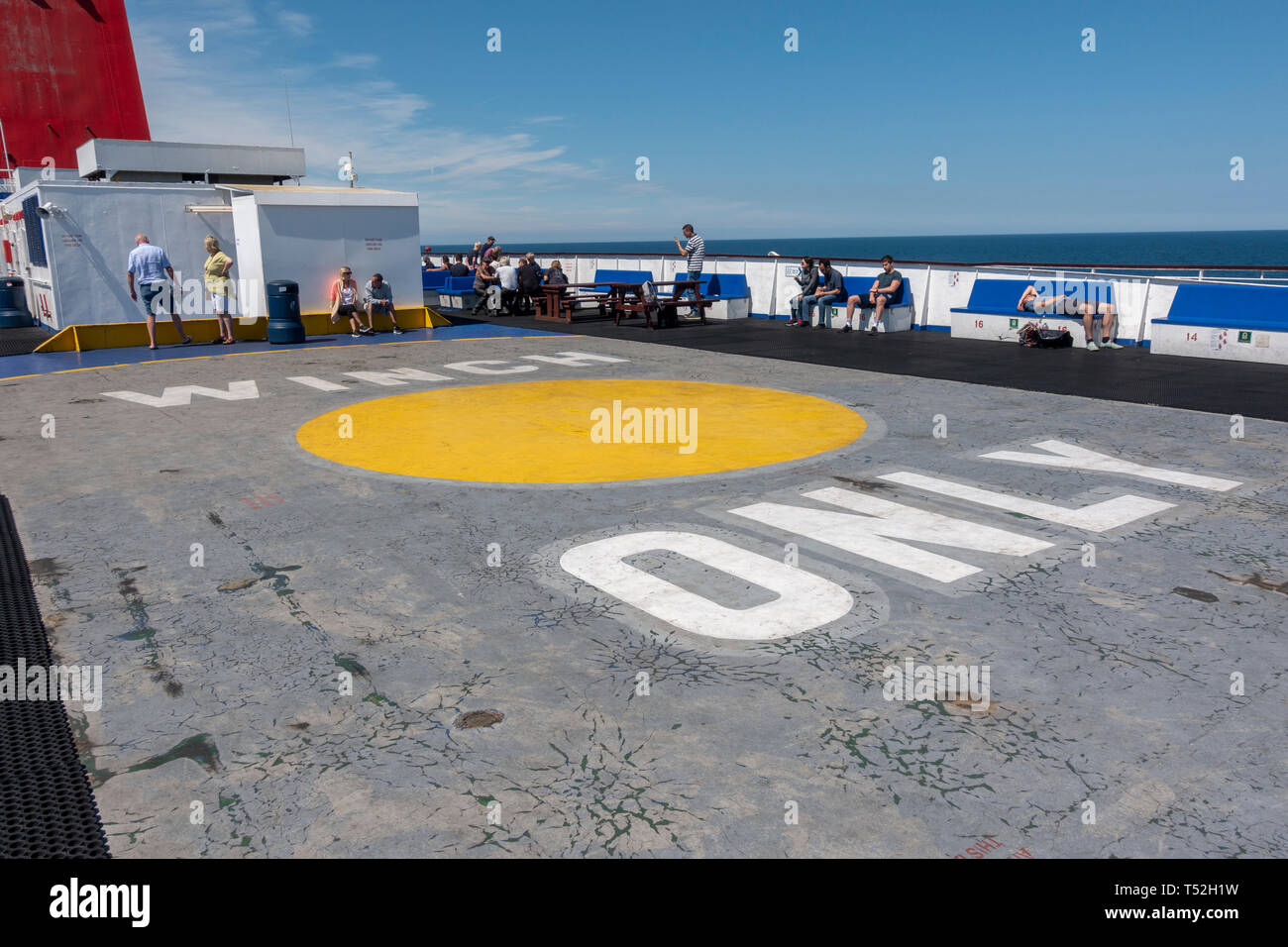 Le treuil seul hélicoptère sur le pont car ferry Stena Europe, sur la mer d'Irlande. Banque D'Images