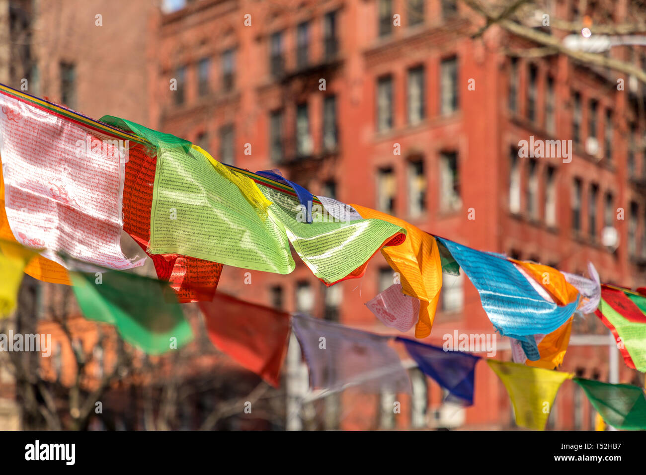 Drapeaux de prière bouddhiste en jardin Bogardus, Tribeca, New York, USA Banque D'Images