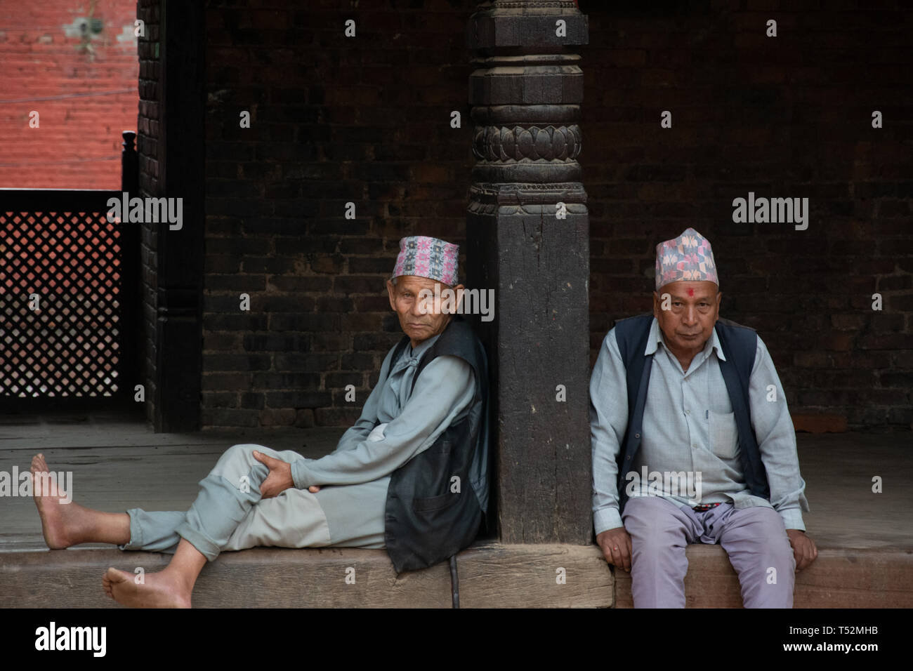 Katmandou, Népal - Mai 06, 2017 : deux hommes népalais locaux siège relaxant dans la région de Bhaktapur Durbar Square. Banque D'Images