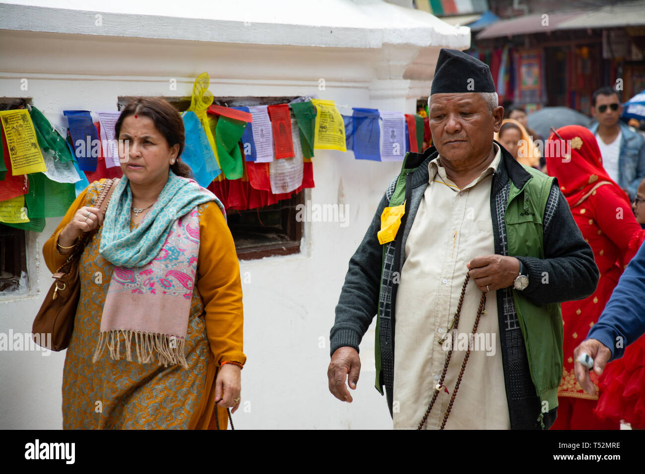 Katmandou, Népal - 10 mai 2017 : Les dévots sont vu prier en allant autour du stupa Bouddhanath. Banque D'Images