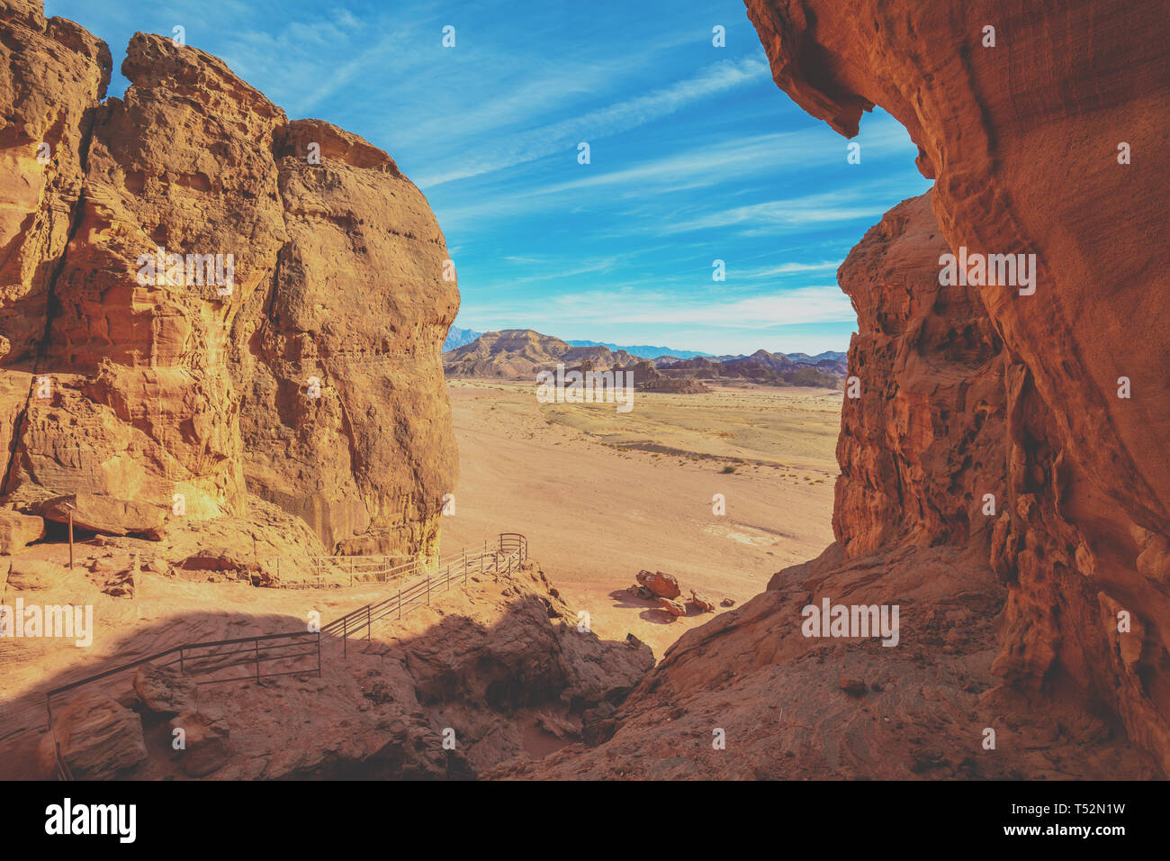 La vallée de Timna. Dans les falaises de grès Timna park avec piliers du roi Salomon Banque D'Images