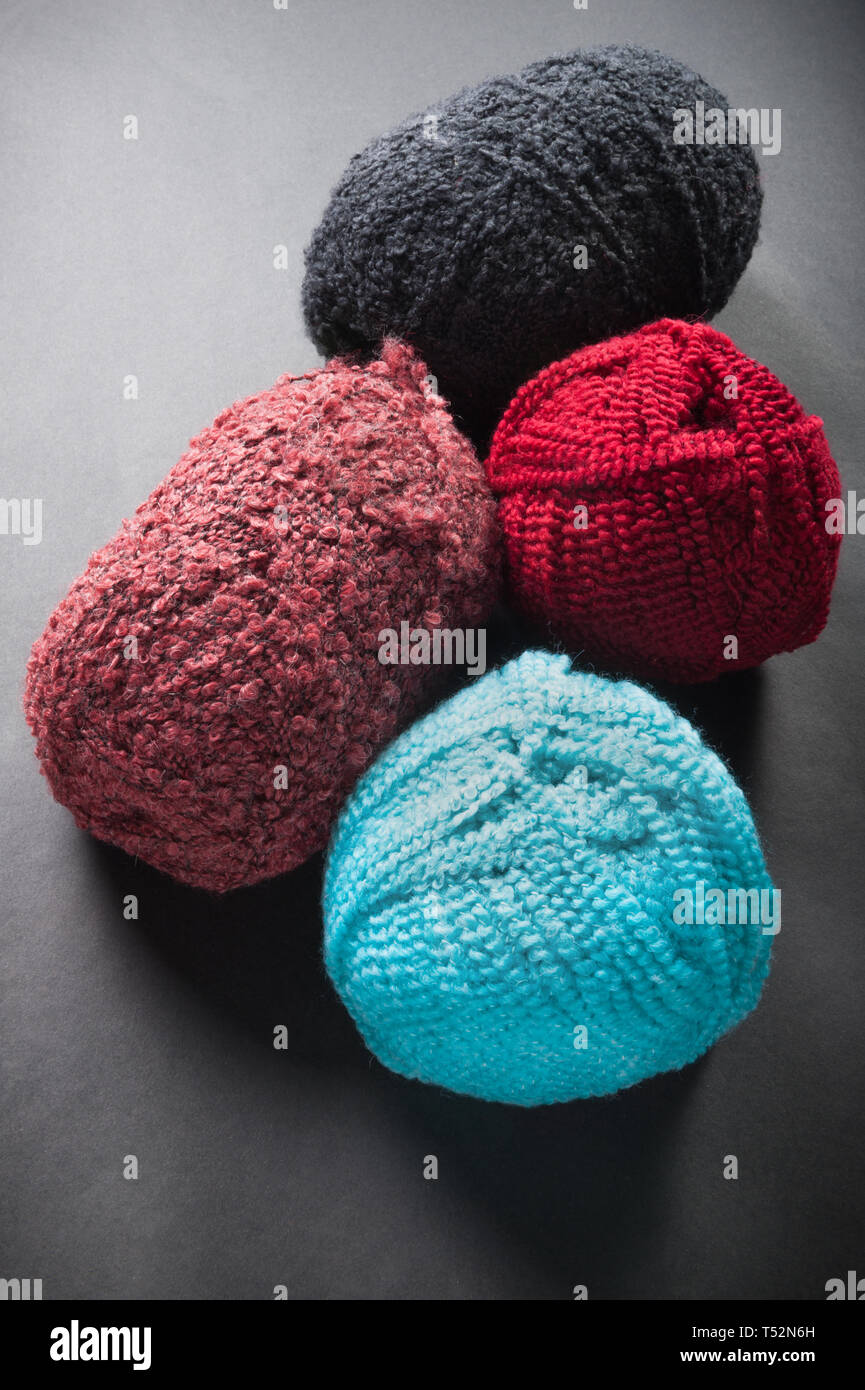 Boules de laine de différentes couleurs sur fond sombre Banque D'Images
