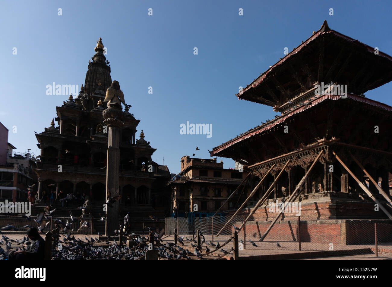 Katmandou, Népal - 28 décembre 2015 : Avis de Krishna Mandir, sculpté de rock unique en Patan Durbar Square. Banque D'Images