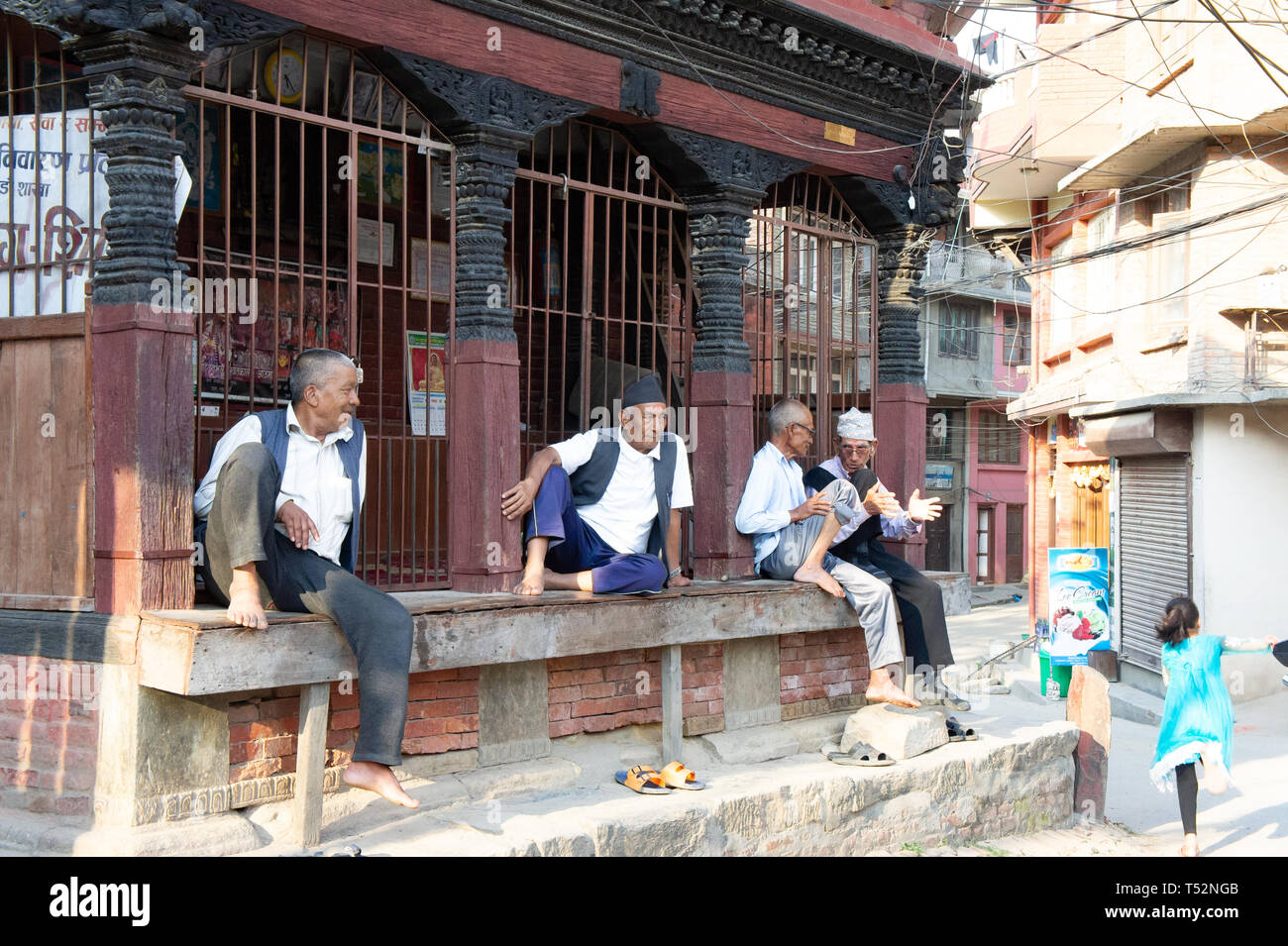 Katmandou, Népal - Juin 03, 2017 : le vieil homme est assis à discuter ensemble au bhajan mandal dans Kirtipur. Banque D'Images