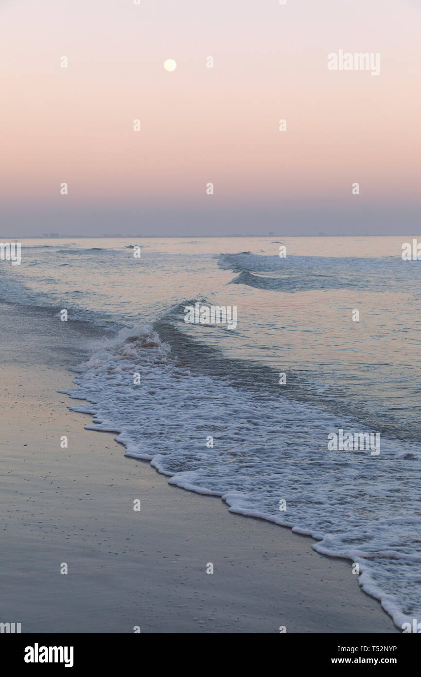 USA, Floride, Sanibel Island, une pleine lune qui s'élève sur les vagues du golfe du Mexique Banque D'Images