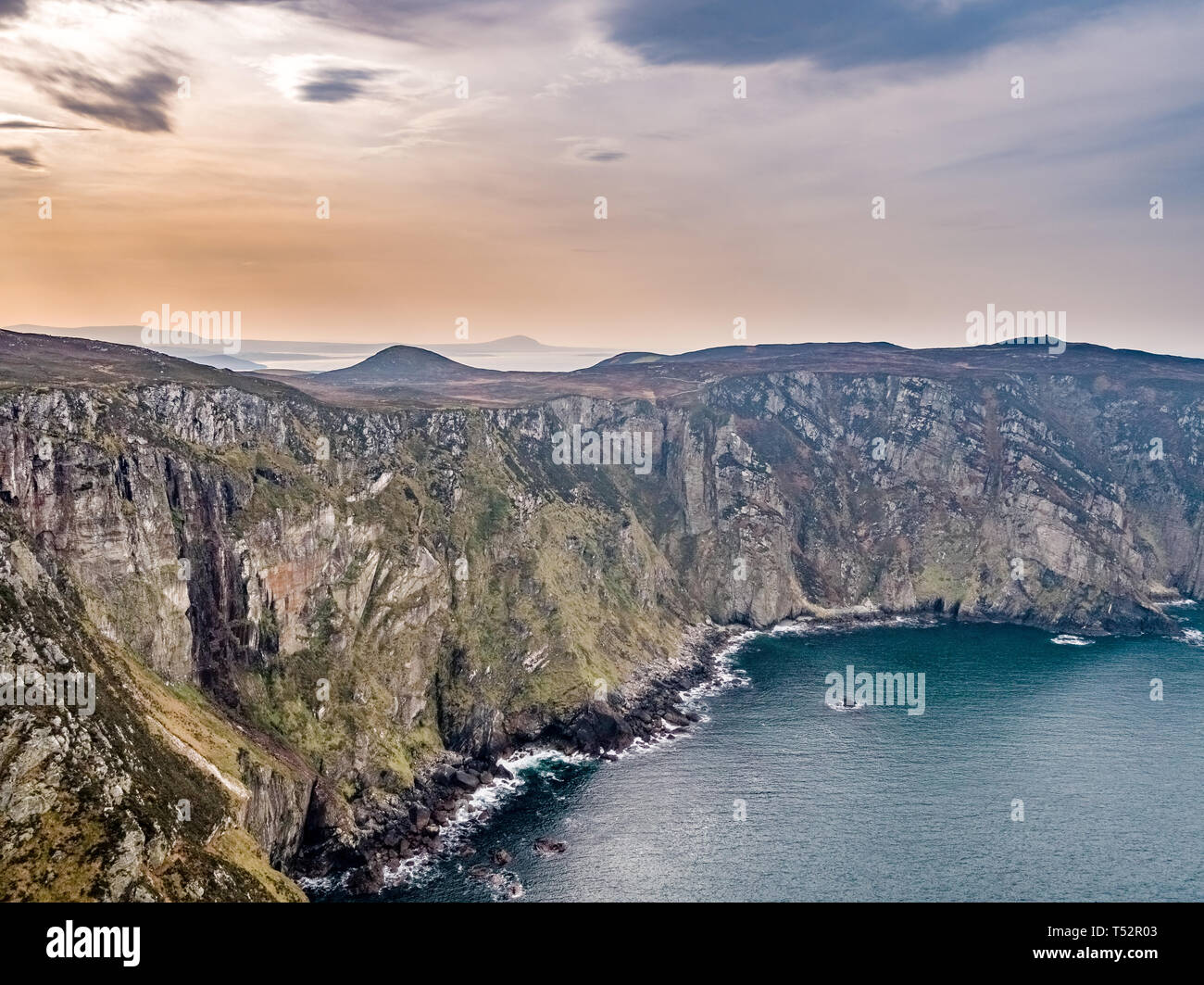 Vue aérienne de la falaise de horn head à la façon sauvage de l'Atlantique à Donegal - Irlande. Banque D'Images