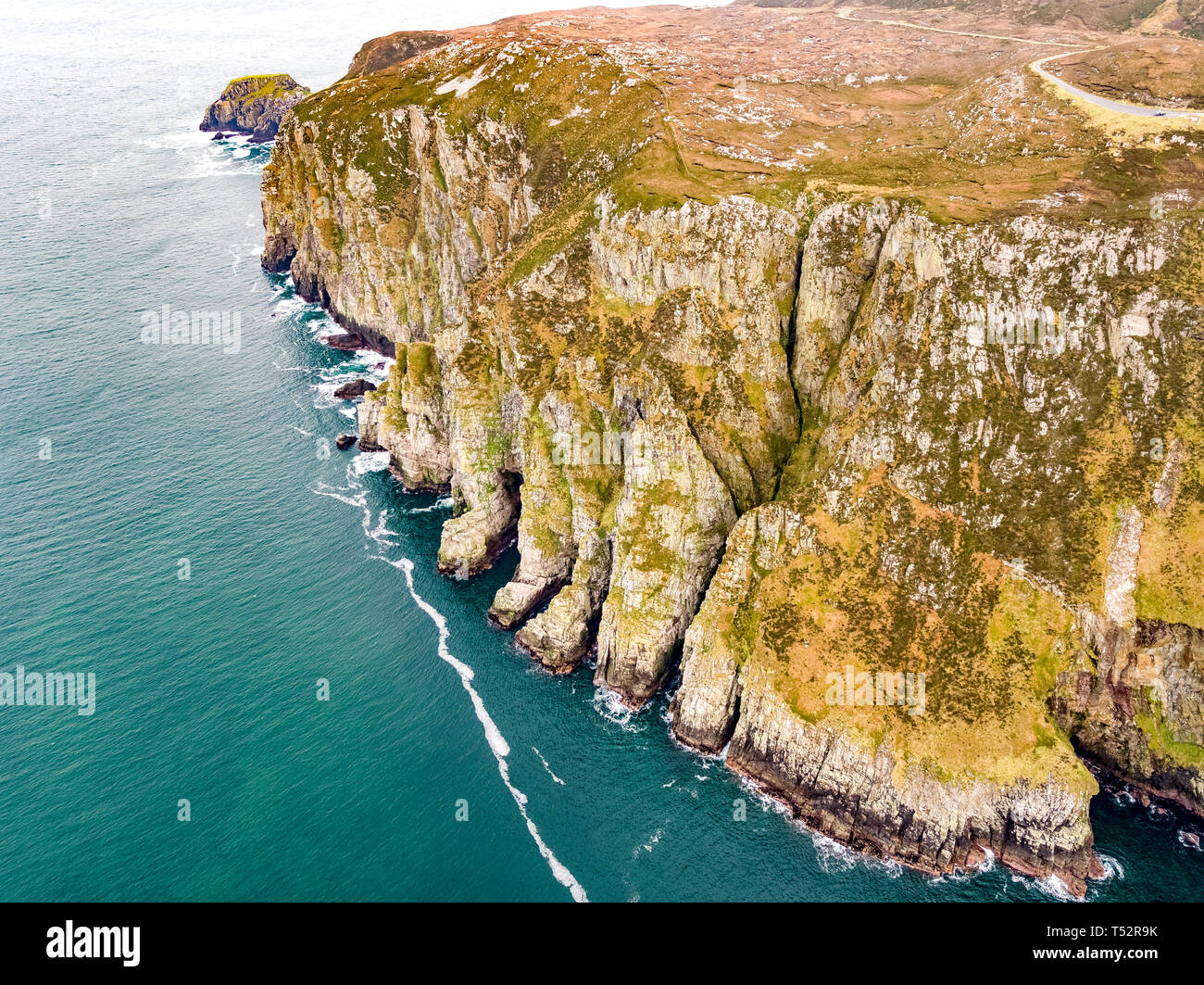 Vue aérienne de la falaise de horn head à la façon sauvage de l'Atlantique à Donegal - Irlande. Banque D'Images