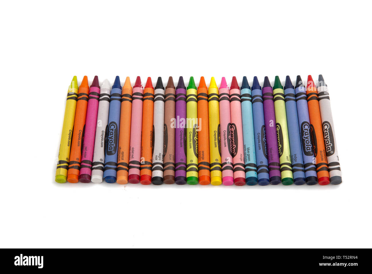 Une ligne de marque Crayola craies sur un fond blanc Banque D'Images
