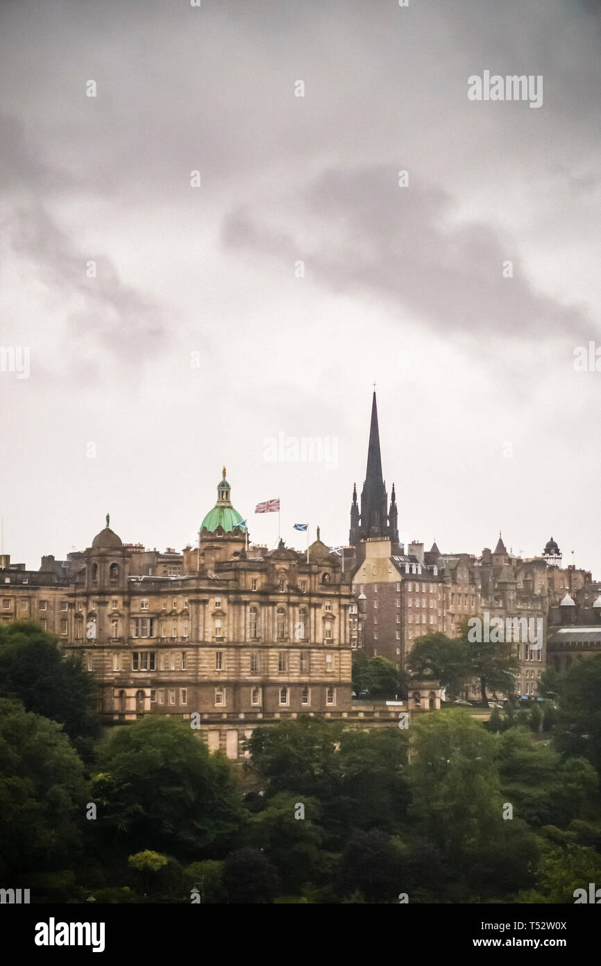 En regardant vers l'ancien péage Highland St John's Church et Bank of Scotland building à Édimbourg, Écosse, Royaume-Uni Banque D'Images