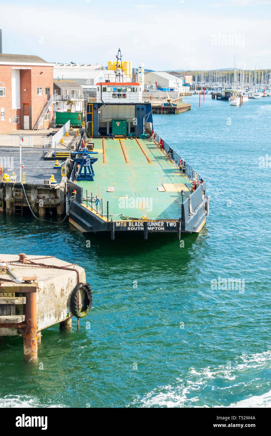 Le transfert maritime Barge MTB Blade Runner Deux accosté à East Cowes (île de Wight, Hampshire, Royaume-Uni Banque D'Images
