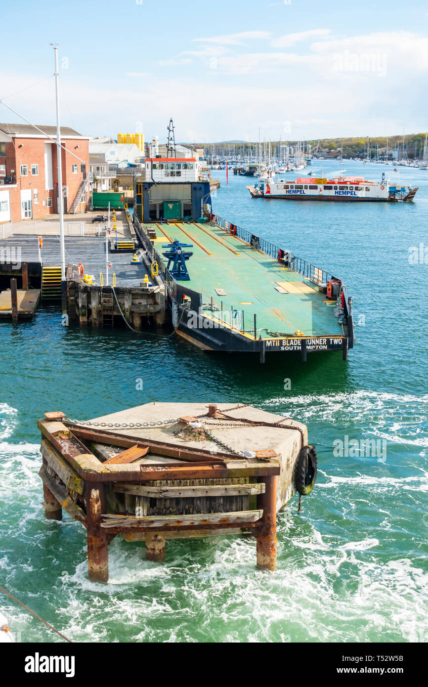 Le transfert maritime Barge MTB Blade Runner Deux accosté à East Cowes (île de Wight, Hampshire, Royaume-Uni Banque D'Images