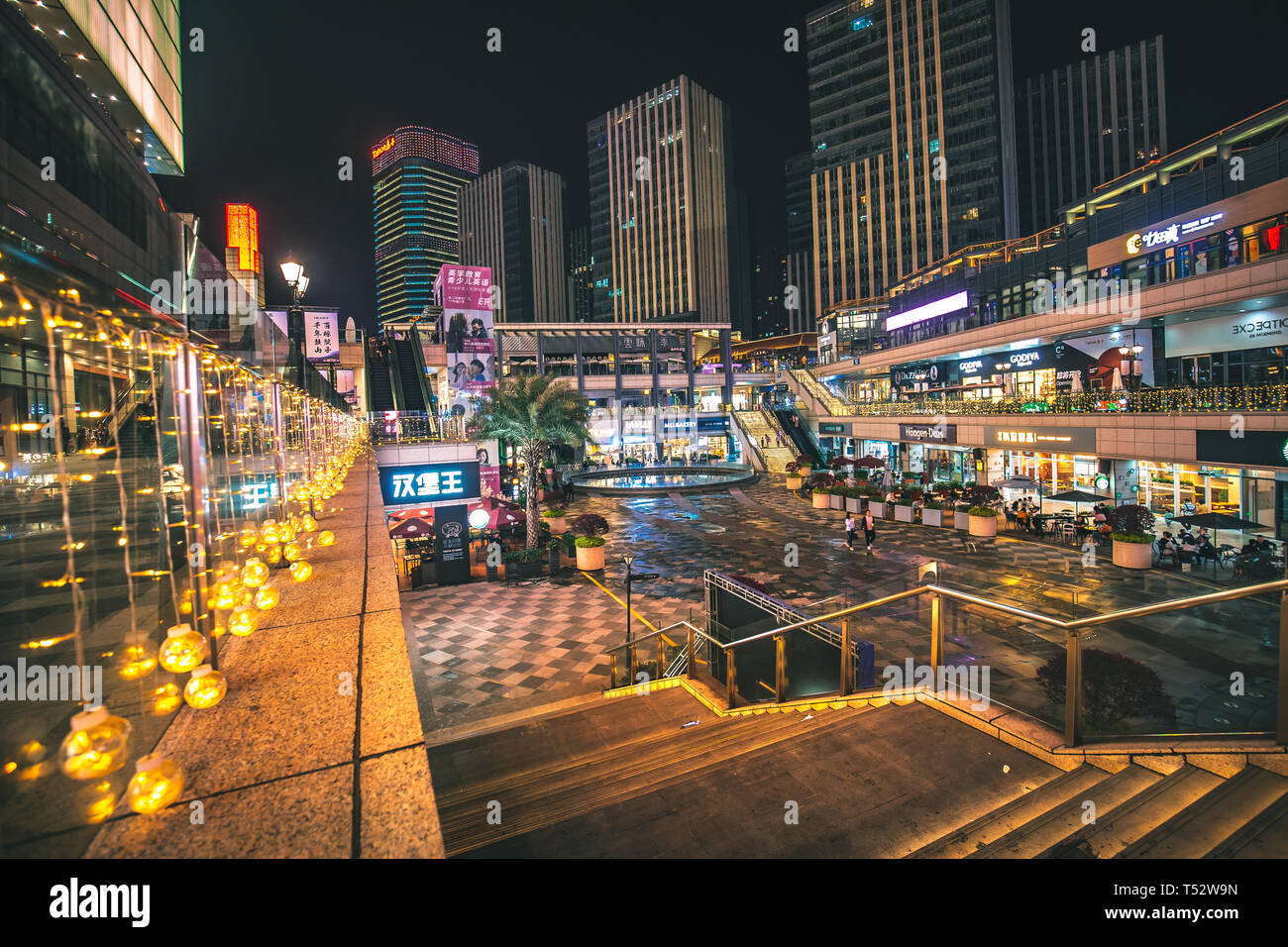 Vue fermée de Tahoe PLaza shopping mall de nuit, l'un des centre commercial de luxe à Fuzhou City, Chine Banque D'Images