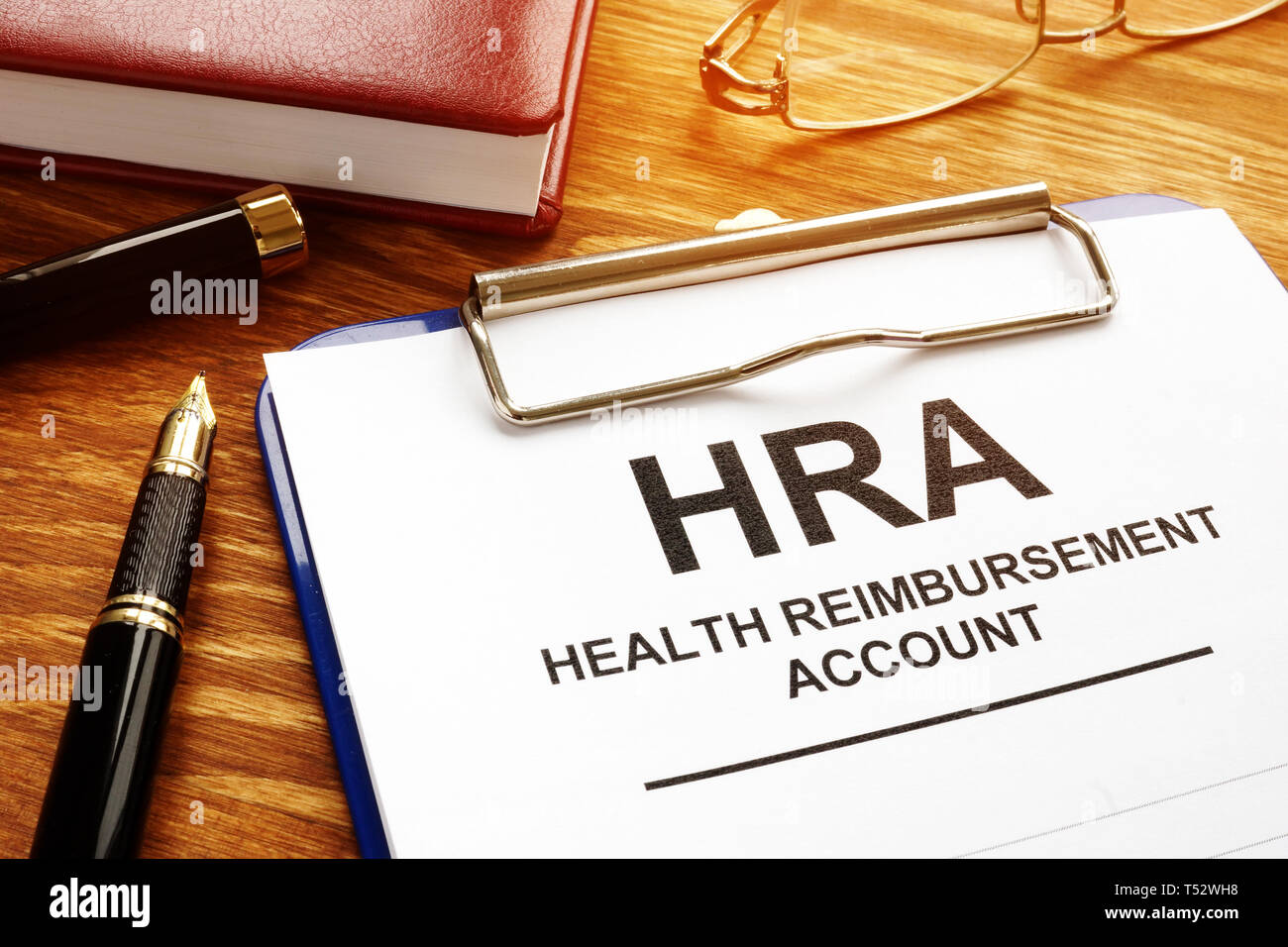 Remboursement santé HRA Compte avec presse-papiers sur un bureau. Banque D'Images