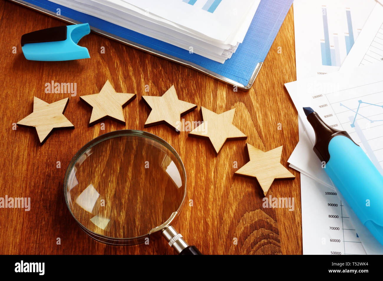 Cinq étoiles et loupe. L'appréciation et l'évaluation d'entreprise. Banque D'Images