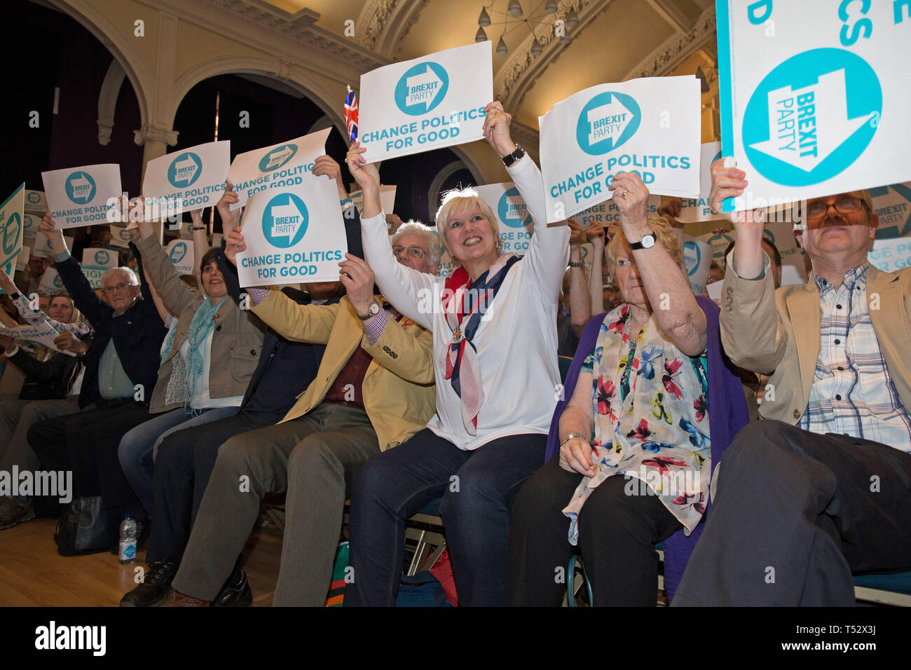 Les gens à un Brexit Partie rassemblement à l'Albert Hall Conference Centre de Nottingham. Banque D'Images