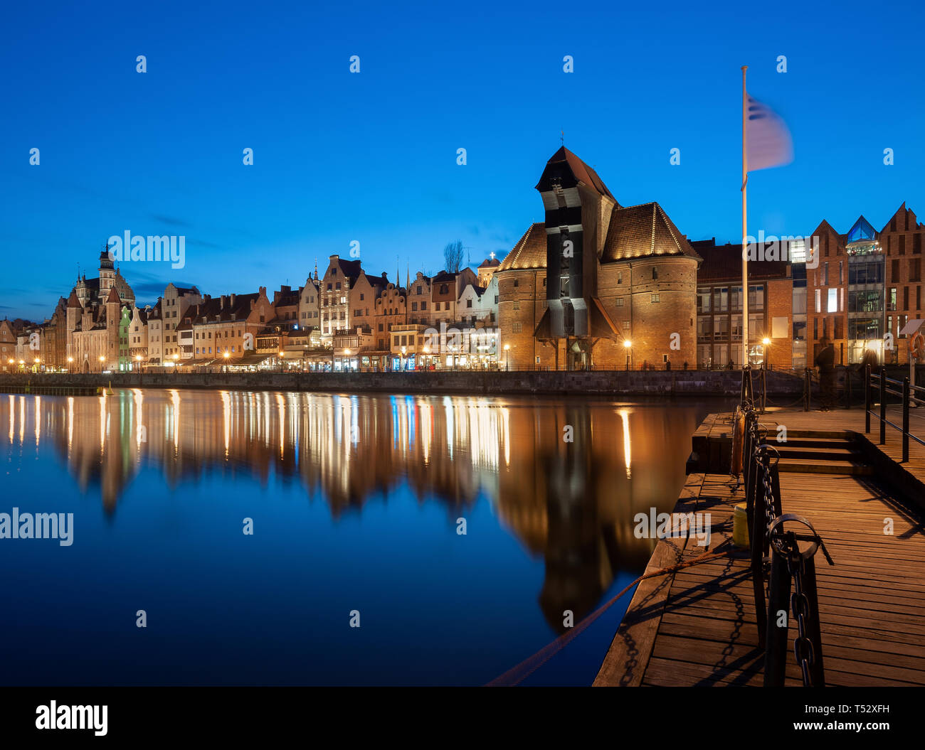 Vieille ville de Gdansk, Pologne la nuit. Rivière avec la célèbre Grue et réflexions de la ville dans la rivière Motlava. Banque D'Images