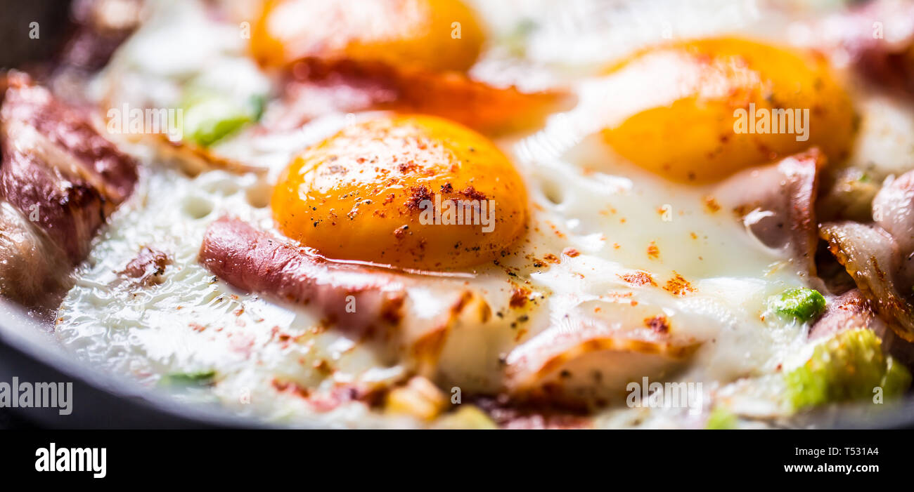 Petit-déjeuner anglais fried bacon jambon et œufs en pan en céramique. Banque D'Images